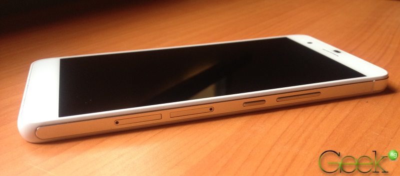 Huawei Honor 6 Plus - right side