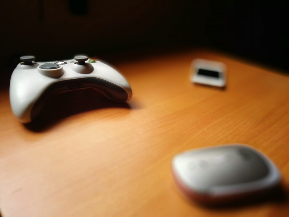 Wide aperture mode sample shot with focus on the Xbox 360 controller