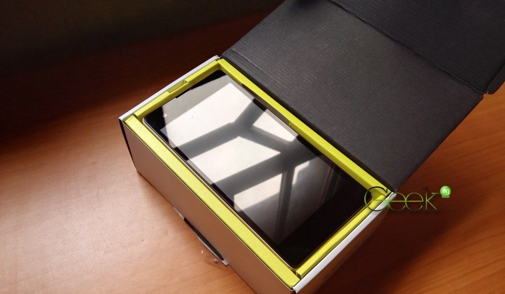 Infinix Hot 2 box opened