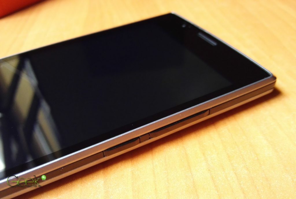 Innjoo Halo volume and power buttons