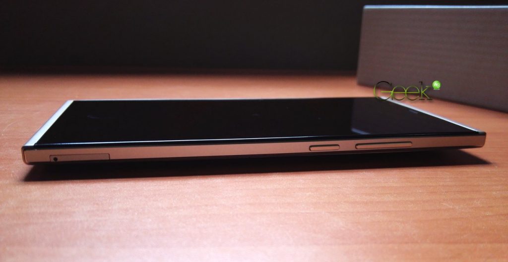 Tecno Phantom 5 right side