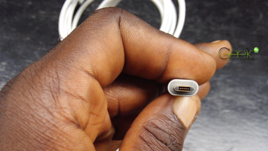 Reversible micro-USb plug