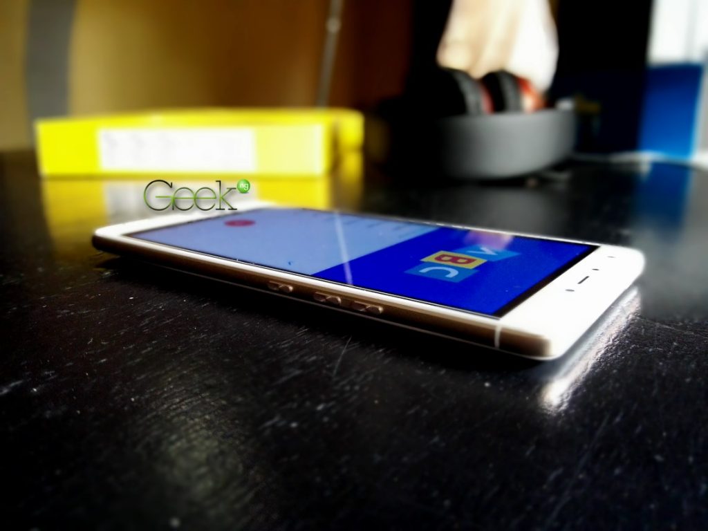 Tecno Boom J8 right side