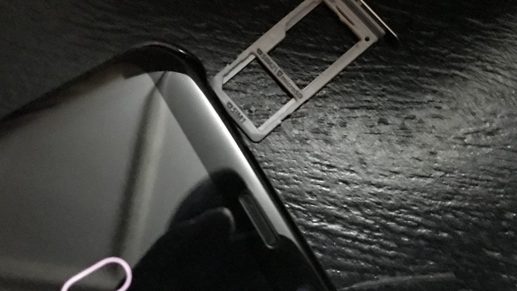 Samsung Galaxy S8+ sim tray