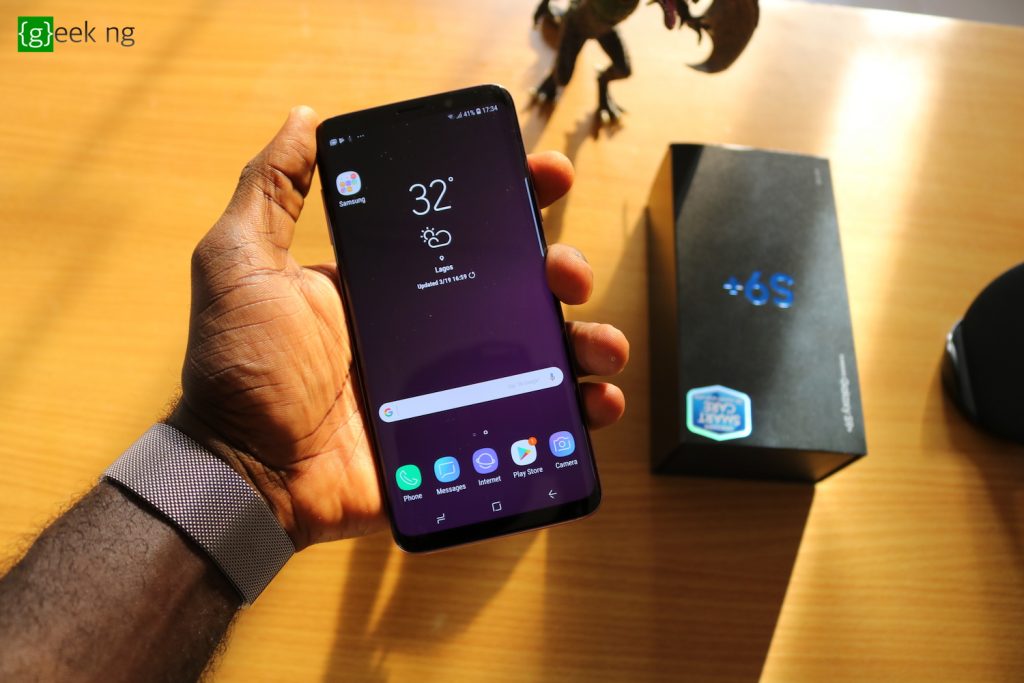 samsung glalaxy s9+ in hand