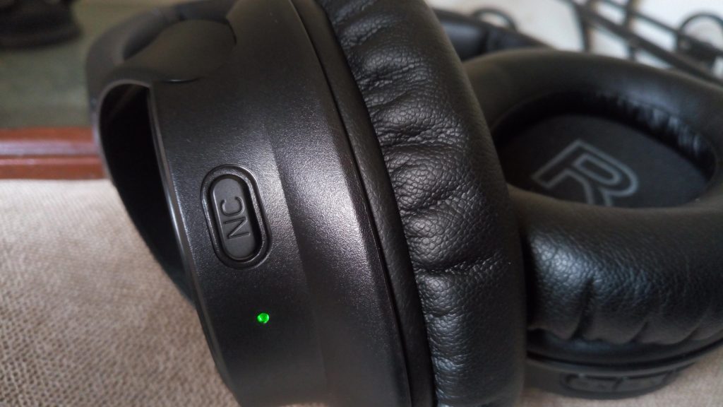 button to control noise cancellation on left earcup