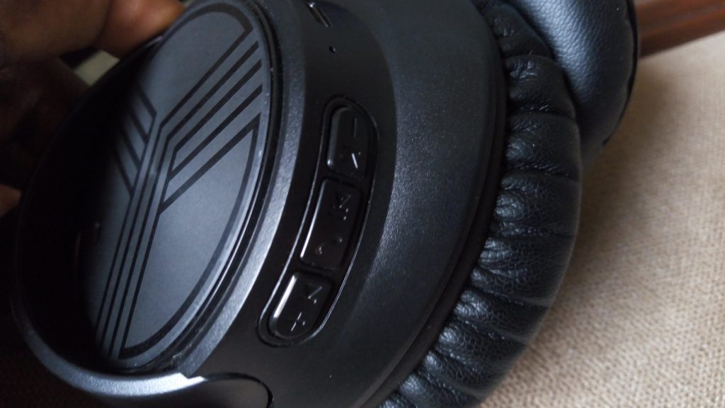 Control buttons on right earcup