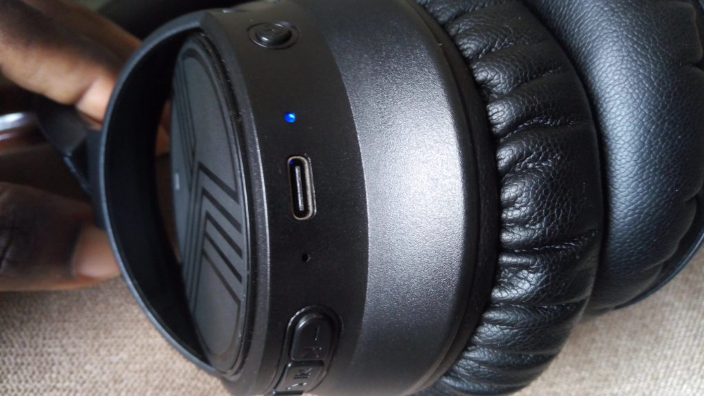 headphones flashing blue light when powered on