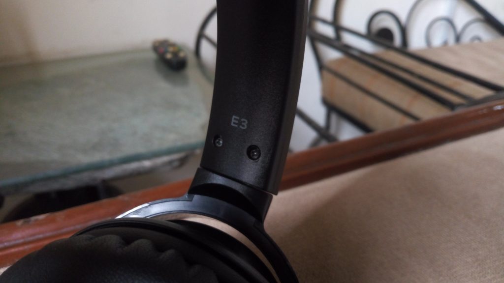 swivel joint between headband and earcup