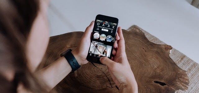 A person holding a cell phone Description automatically generated with medium confidence