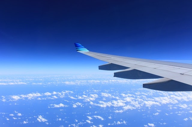 An airplane wing in the sky Description automatically generated with medium confidence